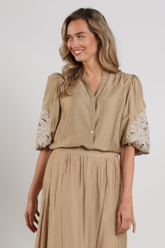 Nukus Blouse Rosie Camel Embroidery NKS02157 Stretchshop.nl