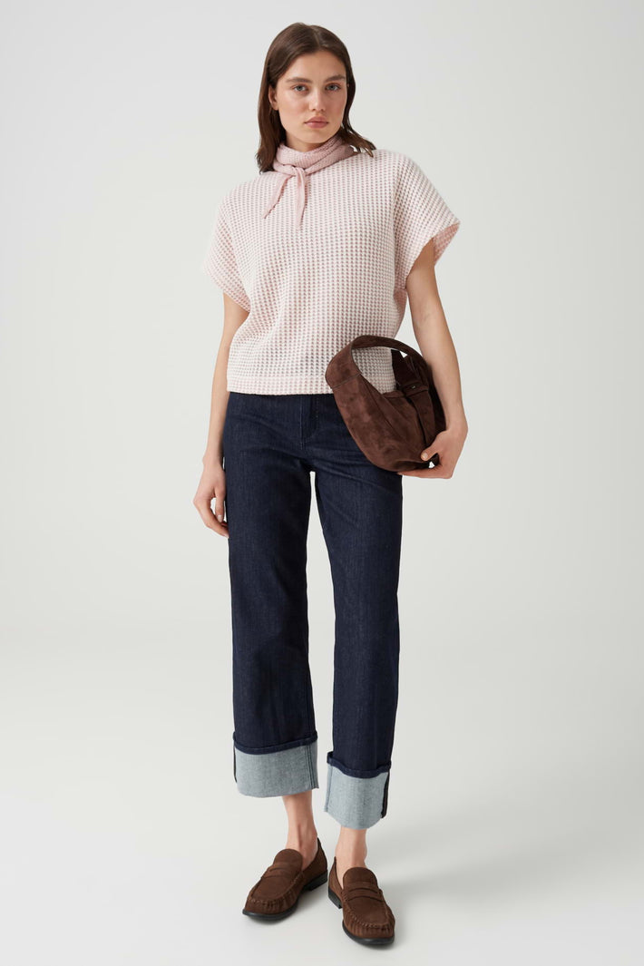 Opus Top Gutina Rose Tint met zachte roze kleur, draagbaar en stijlvol, zichtbaar op de afbeelding.