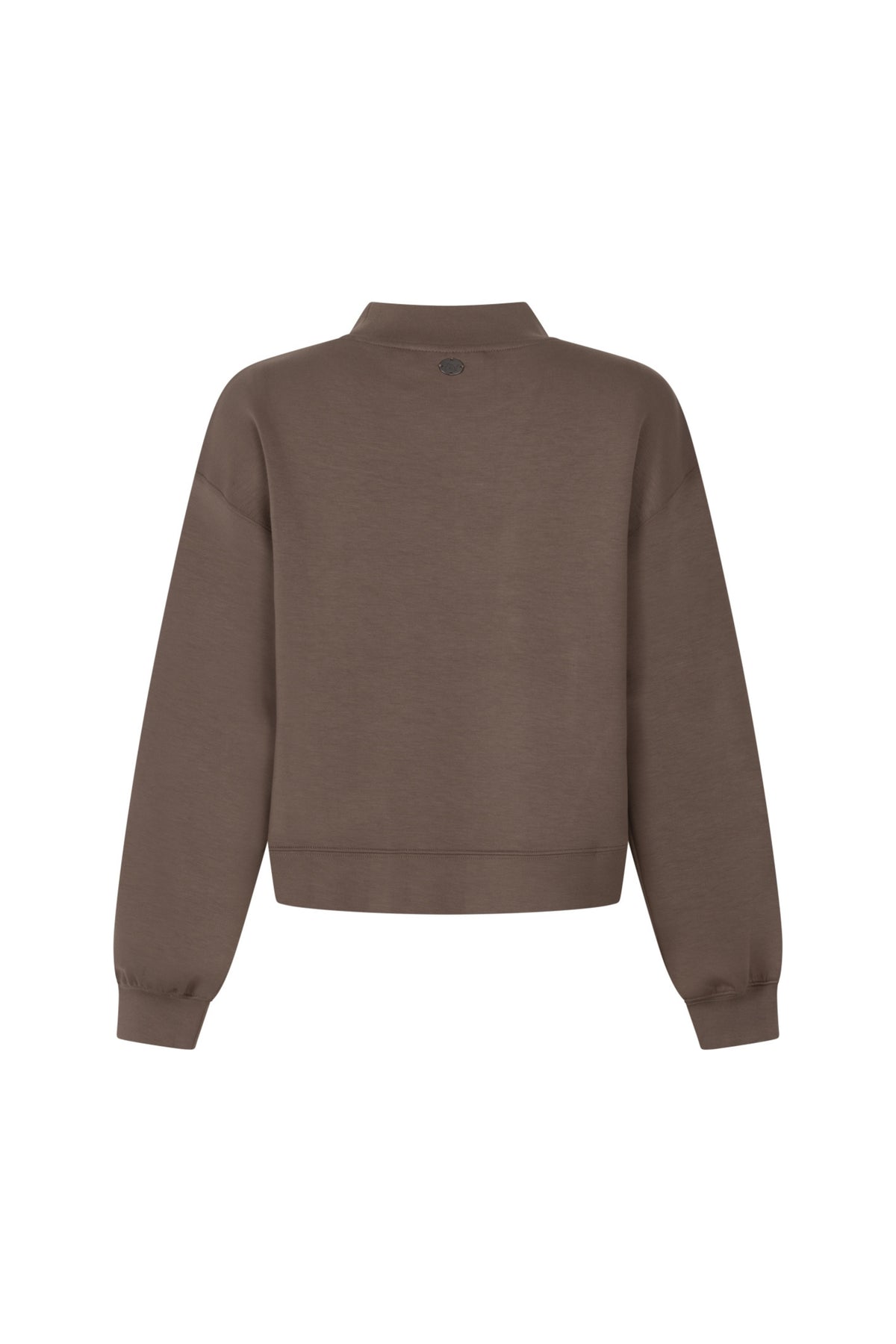 Dames sweater Blaire Mocha van Ann & You, zachte bruine trui met ronde hals en comfortabele pasvorm, op een model gedragen