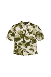 Groene blouse Mira van Elvira Casuals met bloemendessin, korte mouwen en losvallende pasvorm, ideaal voor casual zomerlook.
