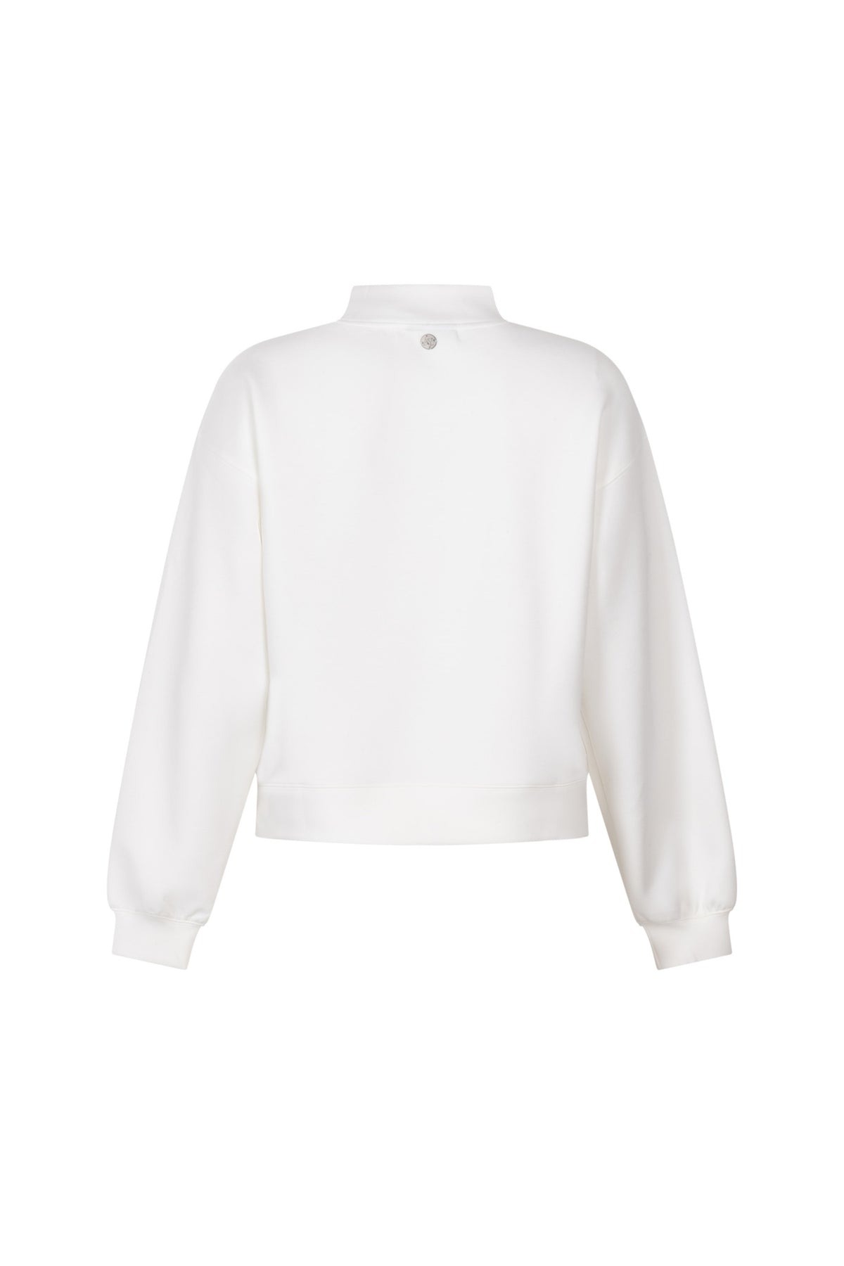 Dames sweater Blaire Offwhite van Ann & You, zachte katoenen stof, lange mouwen en ronde hals, gedragen door een model.