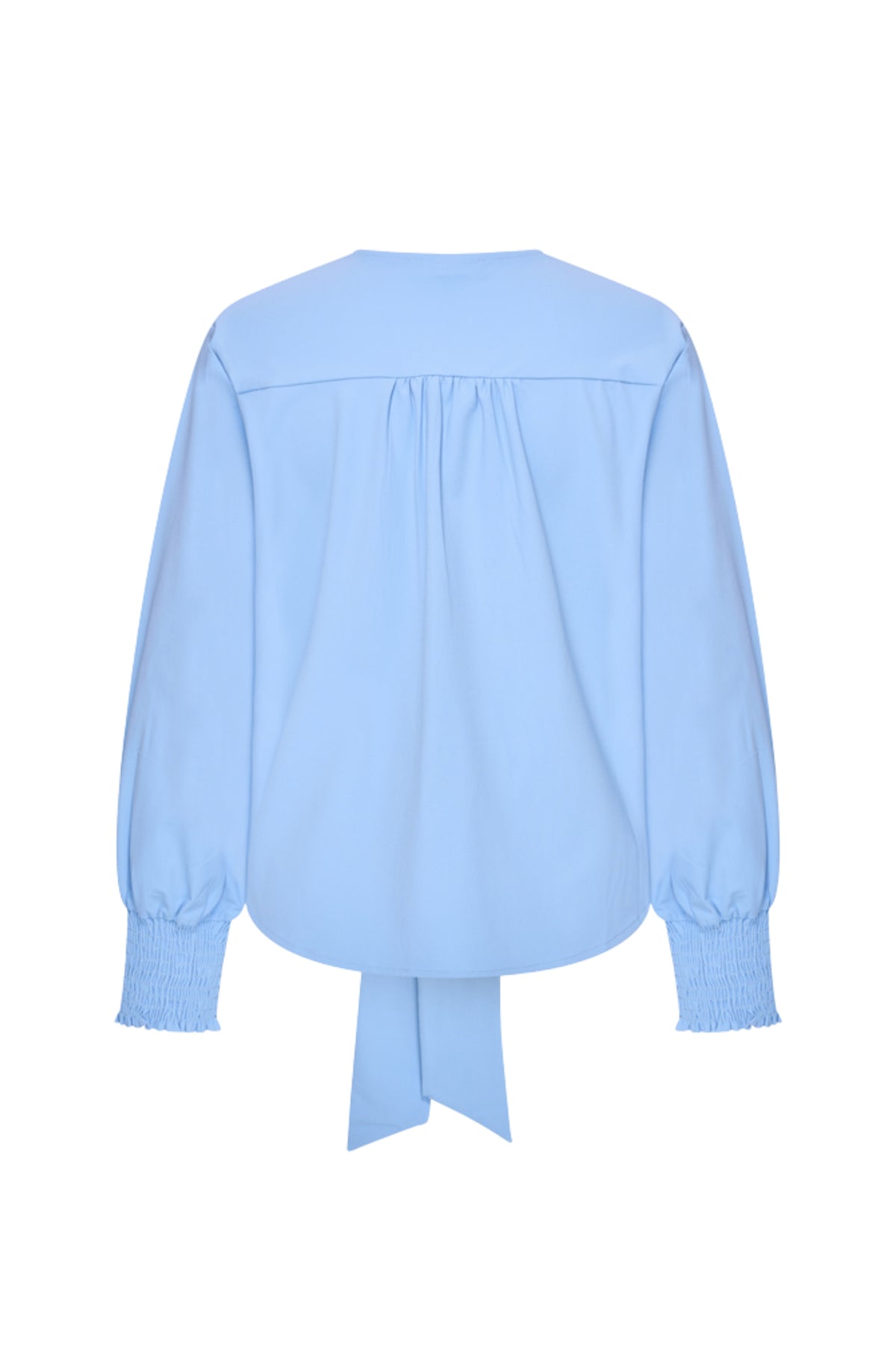Mi Piace Travel Top Knotted Della Blue, blauw top met knoopdetail, gedragen door een model met lichte achtergrond.