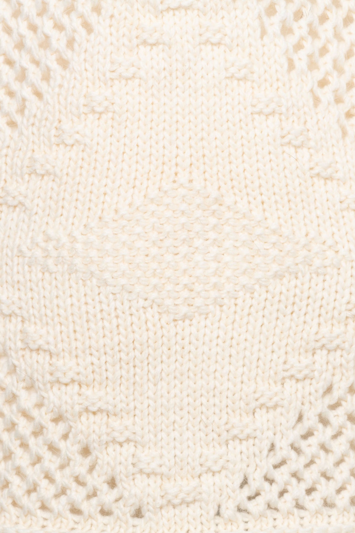 Beige vest Bailey van &Co woman, lage kraag en ribgebreide details, gedragen door model op witte achtergrond.