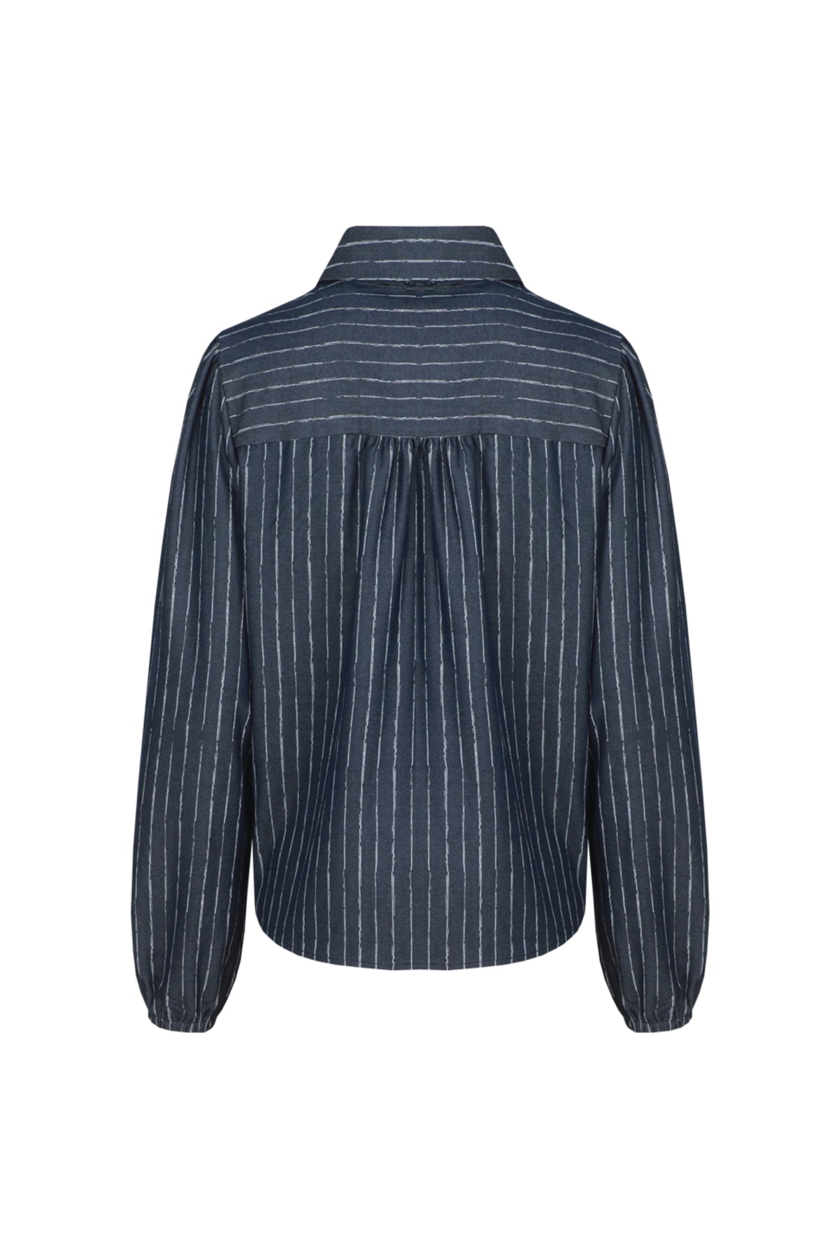 Lichtgrijze denim blouse Fionn van G-maxx met knoopsluiting en lange mouwen, gedragen door een model.