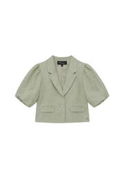Elvira Casuals Yara Sage linnen blazer, getailleerd met knopen en reverskraag, zichtbaar op de afbeelding.