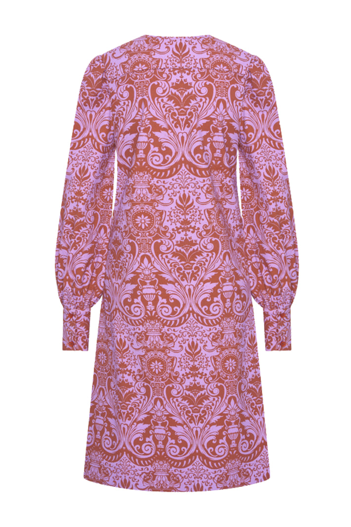 Mi Piace reisjurk met puffermouwen en barokke print in brique en hyacint, elegante zomerjurk met vloeiende stof.