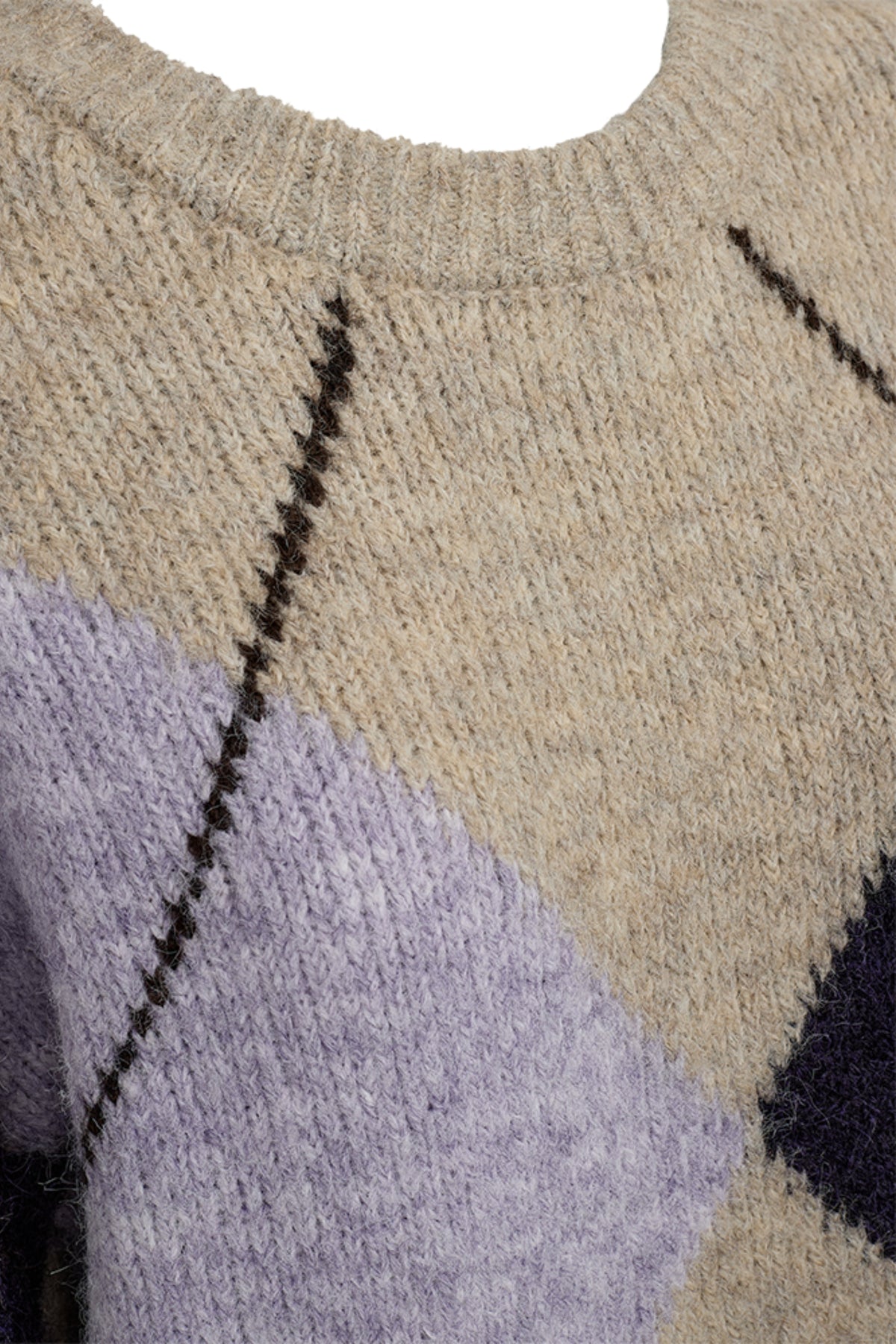 Freequent trui Fqgrslulu in oyster grey meliris met een zachte, comfortabele uitstraling, gedragen door een model.