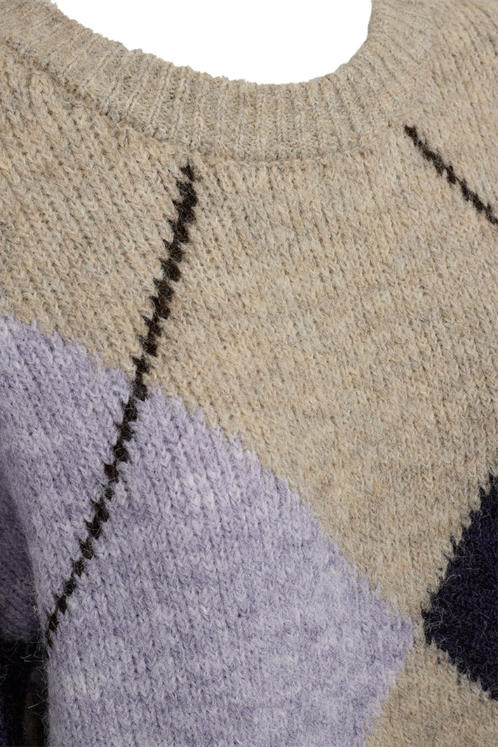 Freequent trui Fqgrslulu in oyster grey meliris met een zachte, comfortabele uitstraling, gedragen door een model.