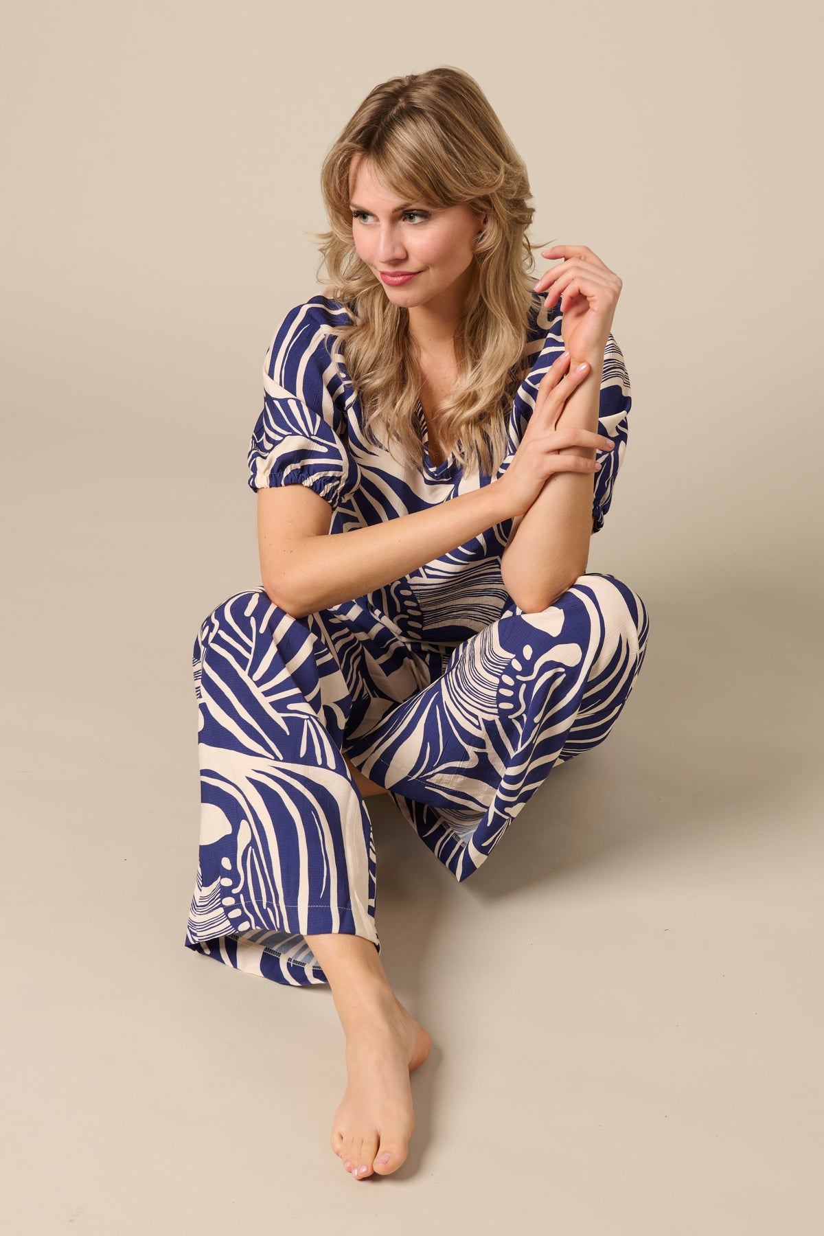 &Co woman Amelie Weave Top in blauw met multicolor details, getoond op een model, casual en stijlvol ontwerp.