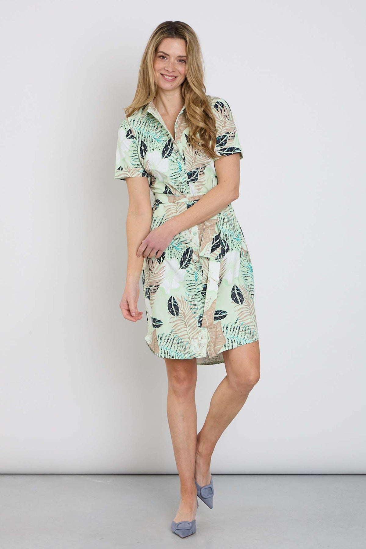 Lange travel jurk van Mi Piace met botanische print in pistachekleur, lichte stof en comfortabele pasvorm.