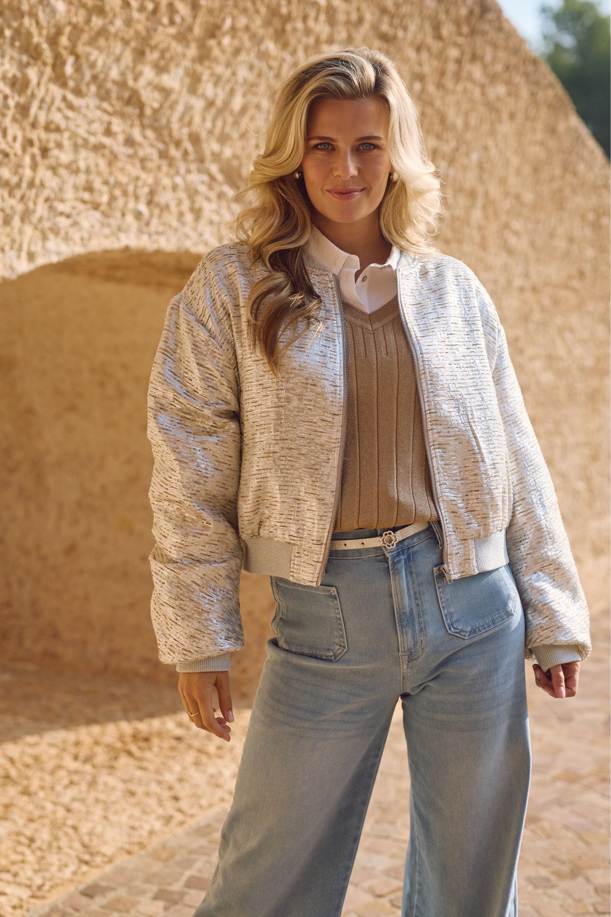 Nukus Babette Silver Camel jas voor dames, gewatteerd en warm, met capuchon en modieuze uitstraling.