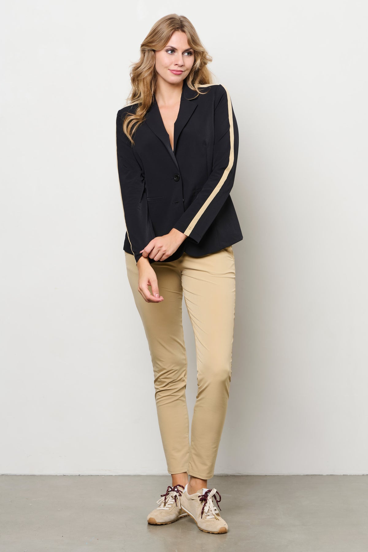 Reisbroek van &Co woman Penny Sunset PA100-2 in lichtgewicht, comfortabele pasvorm met natuurlijke kleuren en praktische zakken.