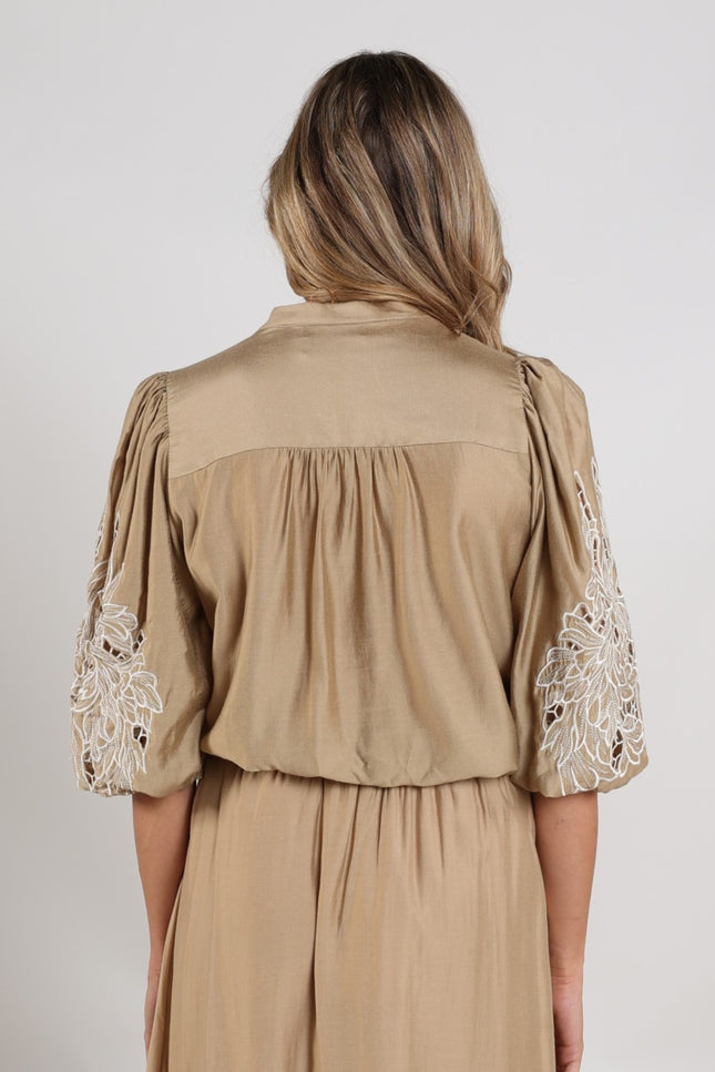 Nukus Blouse Rosie Camel Embroidery NKS02157 Stretchshop.nl