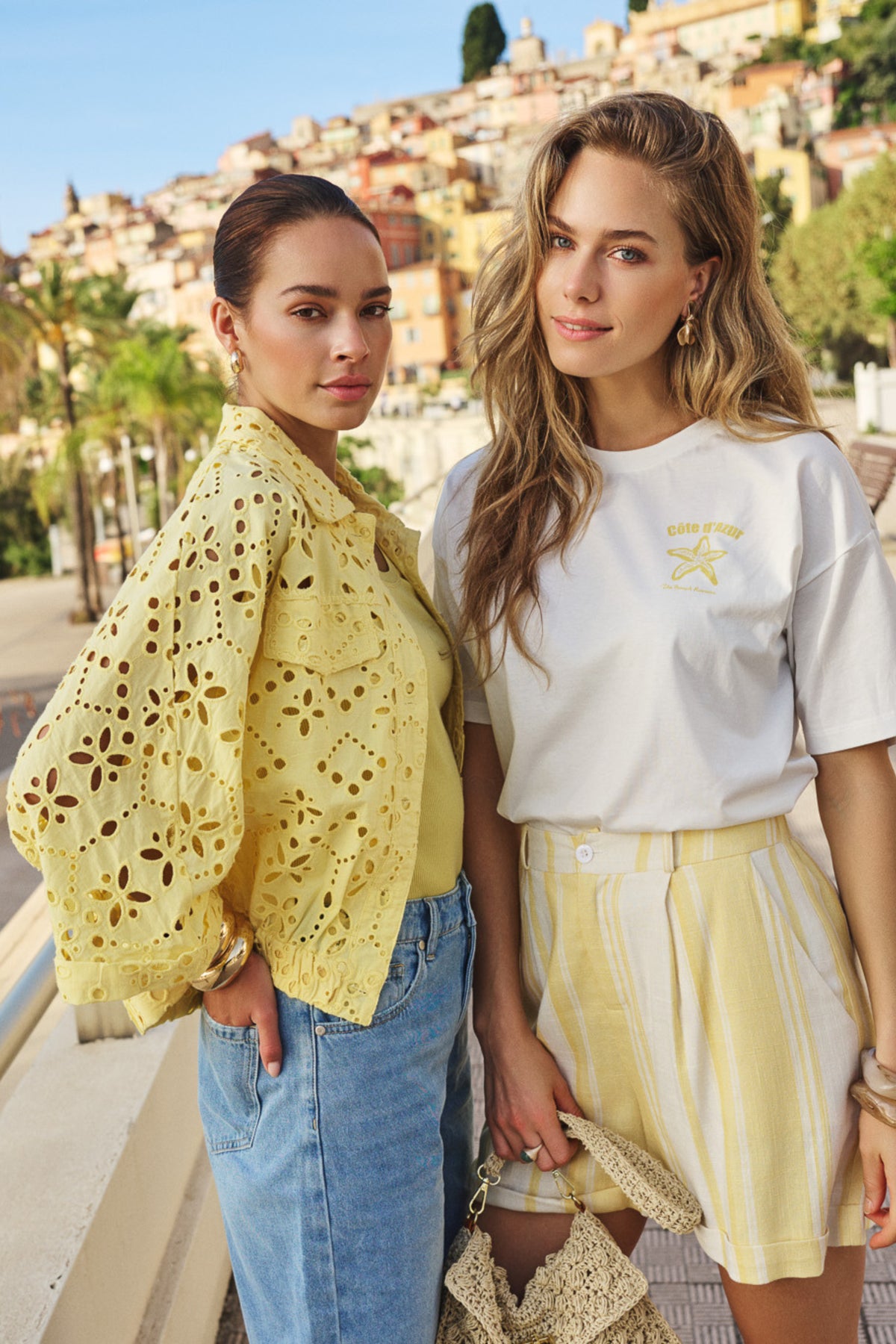 EsQualo T-shirt Star Offwhite met citroenprint, casual kledingstuk met korte mouwen en ronde hals, licht en comfortabel.