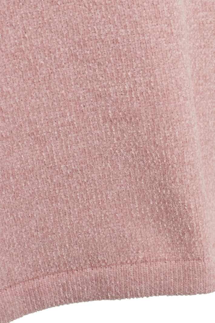 Lichte mauve trui van Freequent, Fqtempo model, met zachte stof en ronde hals, gedragen door een persoon.