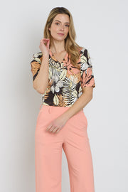Mi Piace Travel Top met botanisch print, espresso kleur, lichte stof en comfortabele pasvorm, geschikt voor reizen en dagelijks gebruik.