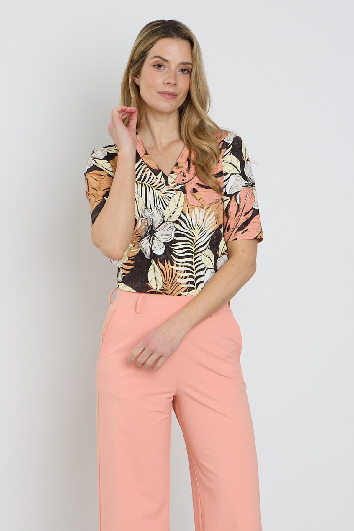 Mi Piace Travel Top met botanisch print, espresso kleur, lichte stof en comfortabele pasvorm, geschikt voor reizen en dagelijks gebruik.