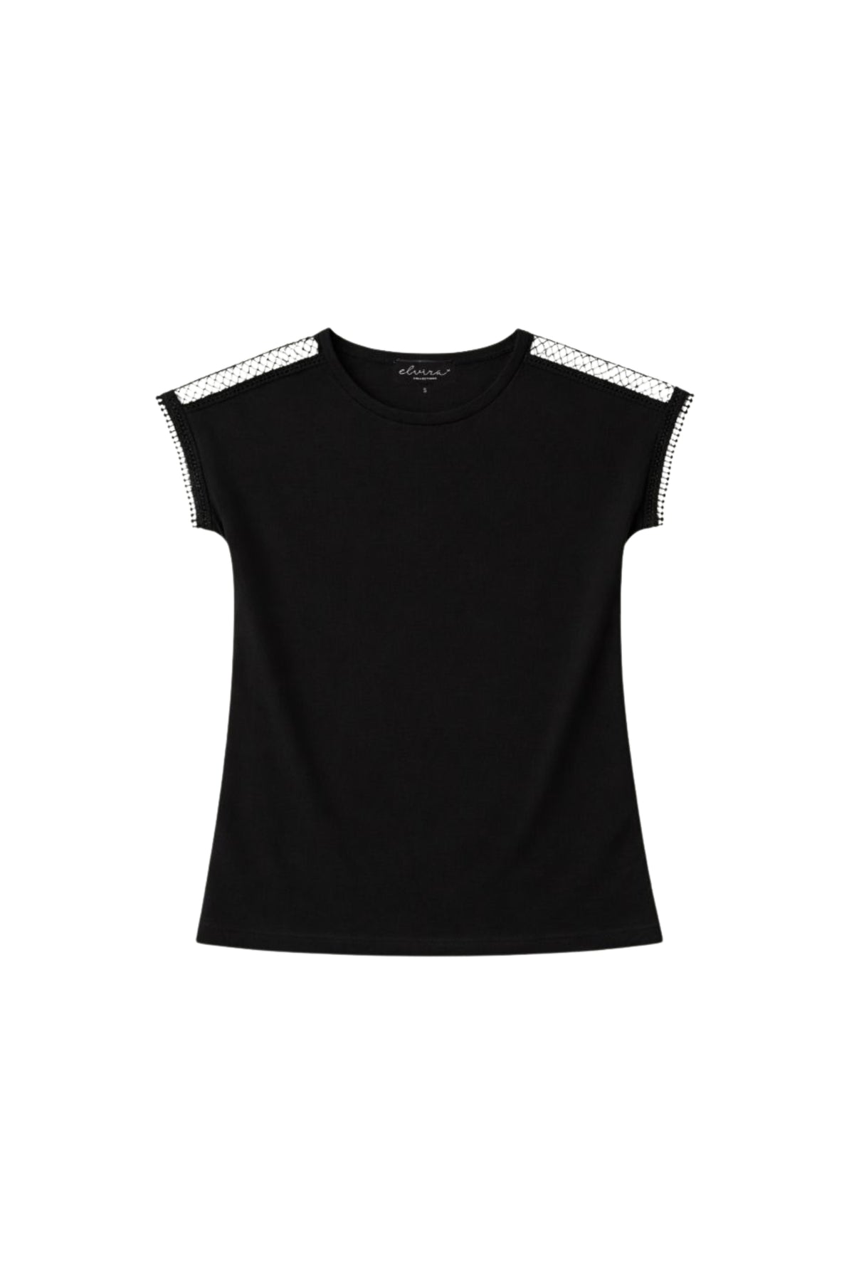 Zwarte top Lianne van Elvira Casuals, soepel vallend met lange mouwen en ronde hals, close-up van het kledingstuk.