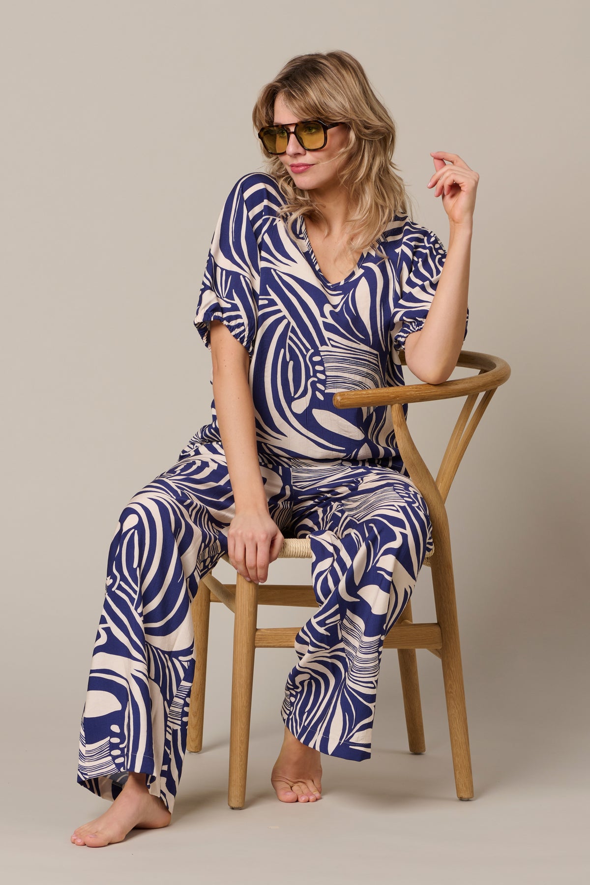 &Co woman Nessy Weave blauwe multicolor broek met geweven patroon, getoond in een gestileerde afbeelding.