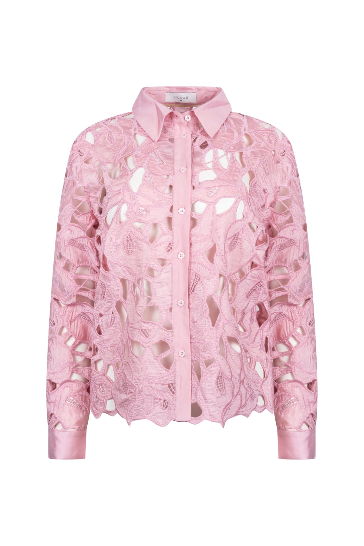 Nukus Chloe Flower Blush blouse met bloemenprint en lange mouwen, getoond op een model.