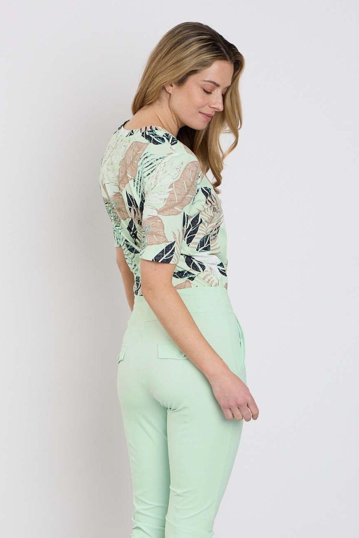 Reis-top van Mi Piace met botanisch print in pistachekleur, licht en comfortabel voor reizen.