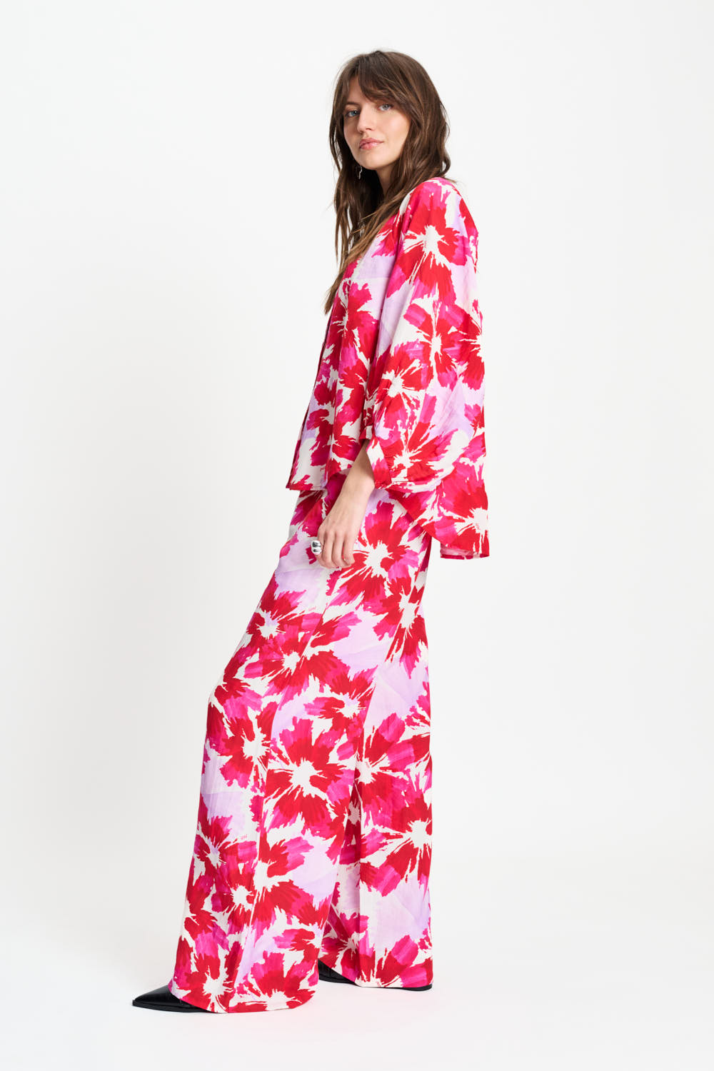 POM Amsterdam Bubble Bloom lavendel linnen blouse met multikleurige details, stijlvolle en luchtige damesblouse.