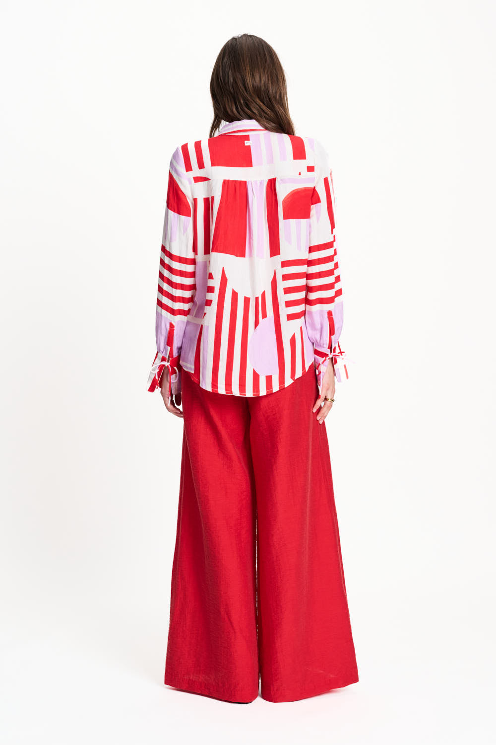 Linnen blouse Sundeck van POM Amsterdam met multikleurig ontwerp en losse pasvorm, gedragen door een model.