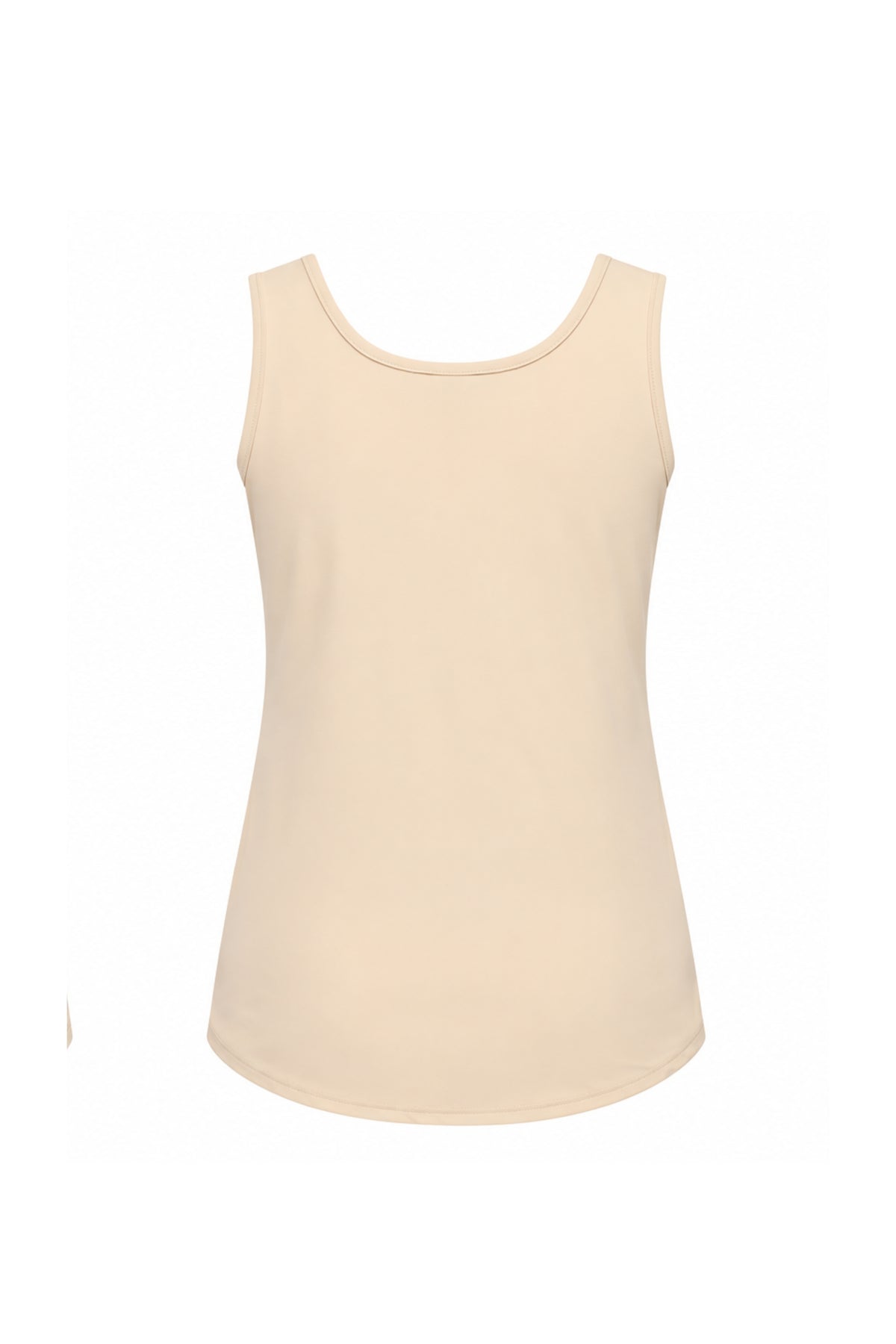 Luxe Travel Top Kant Sand van Mi Piace, met zijdeachtige afwerking en elegante details, gedragen door een model.
