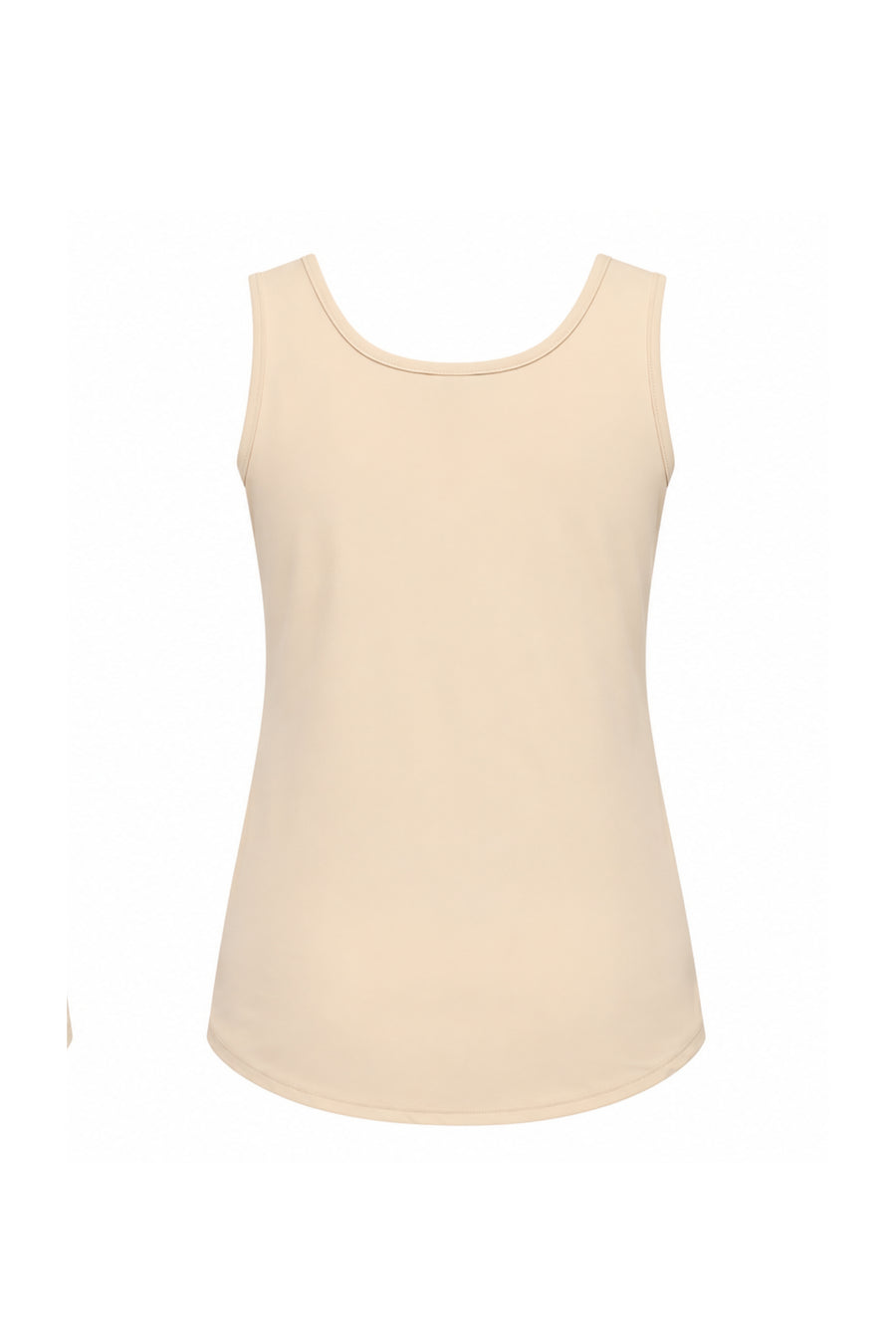 Luxe Travel Top Kant Sand van Mi Piace, met zijdeachtige afwerking en elegante details, gedragen door een model.