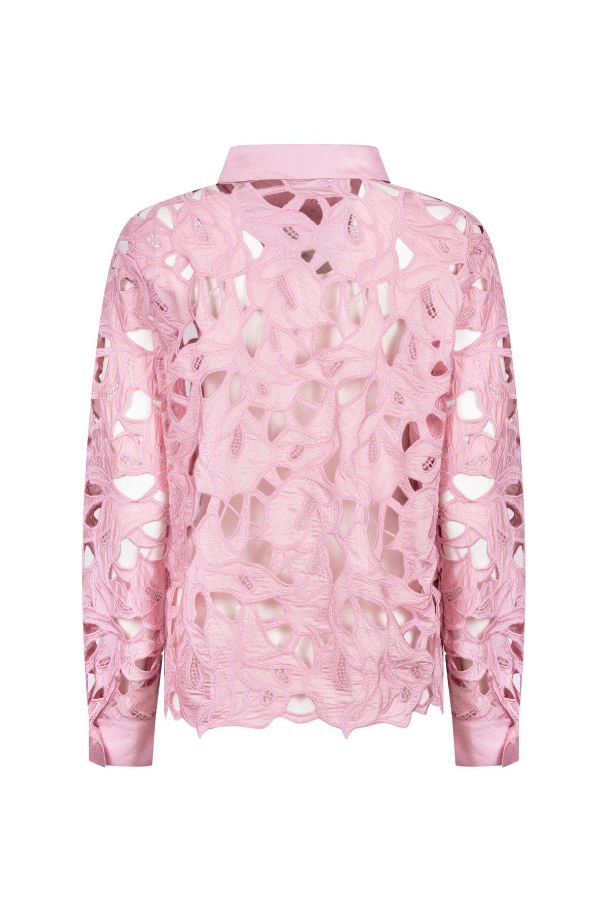 Blouse Chloe Flower Blush van Nukus met bloemenprint en zachte roze kleur, gedragen door een model in een lichte setting.