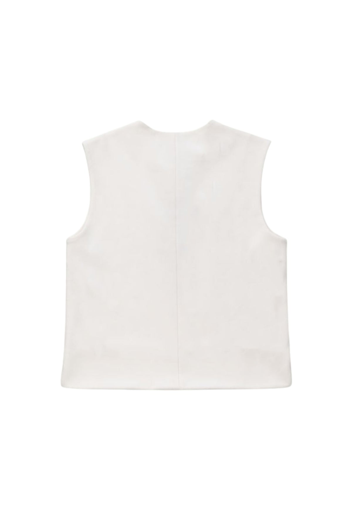 Elvira Casuals Cato Offwhite gilet met knopen en ronde hals, casual stijl, gedragen door een model.
