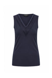 Lichtblauwe travel top met kantdetails van Mi Piace, comfortabel en stijlvol voor reizen en casual dragen.