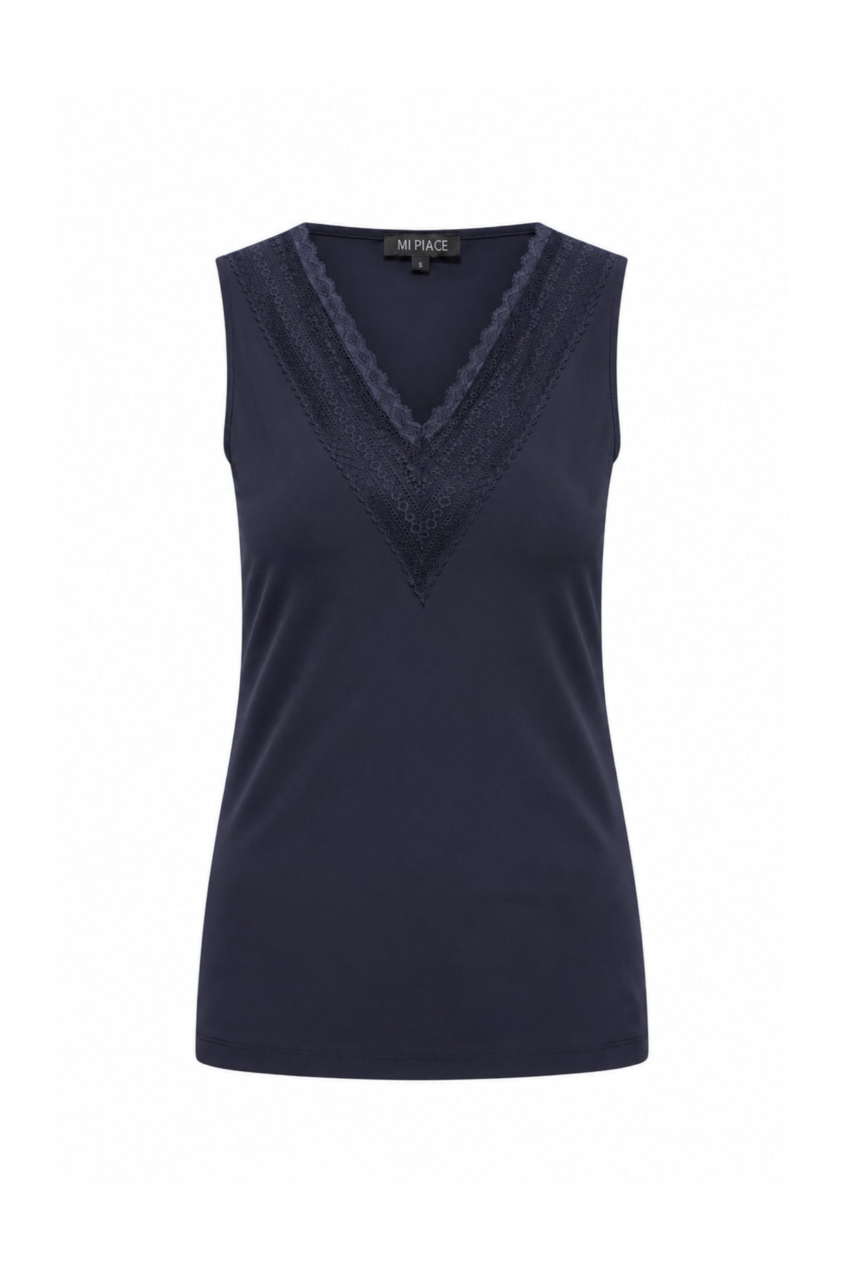Lichtblauwe travel top met kantdetails van Mi Piace, comfortabel en stijlvol voor reizen en casual dragen.