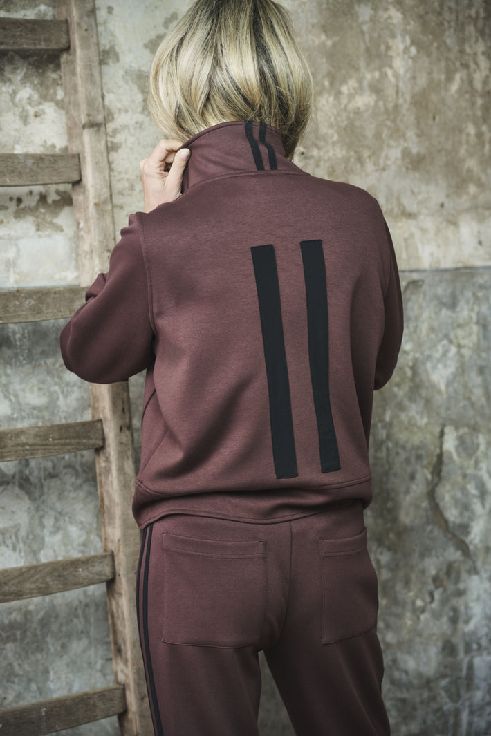 Donkerbruine Alyson jas van Ann & You, getailleerd met knopen en opvallende details, geschikt voor herfst en winter.