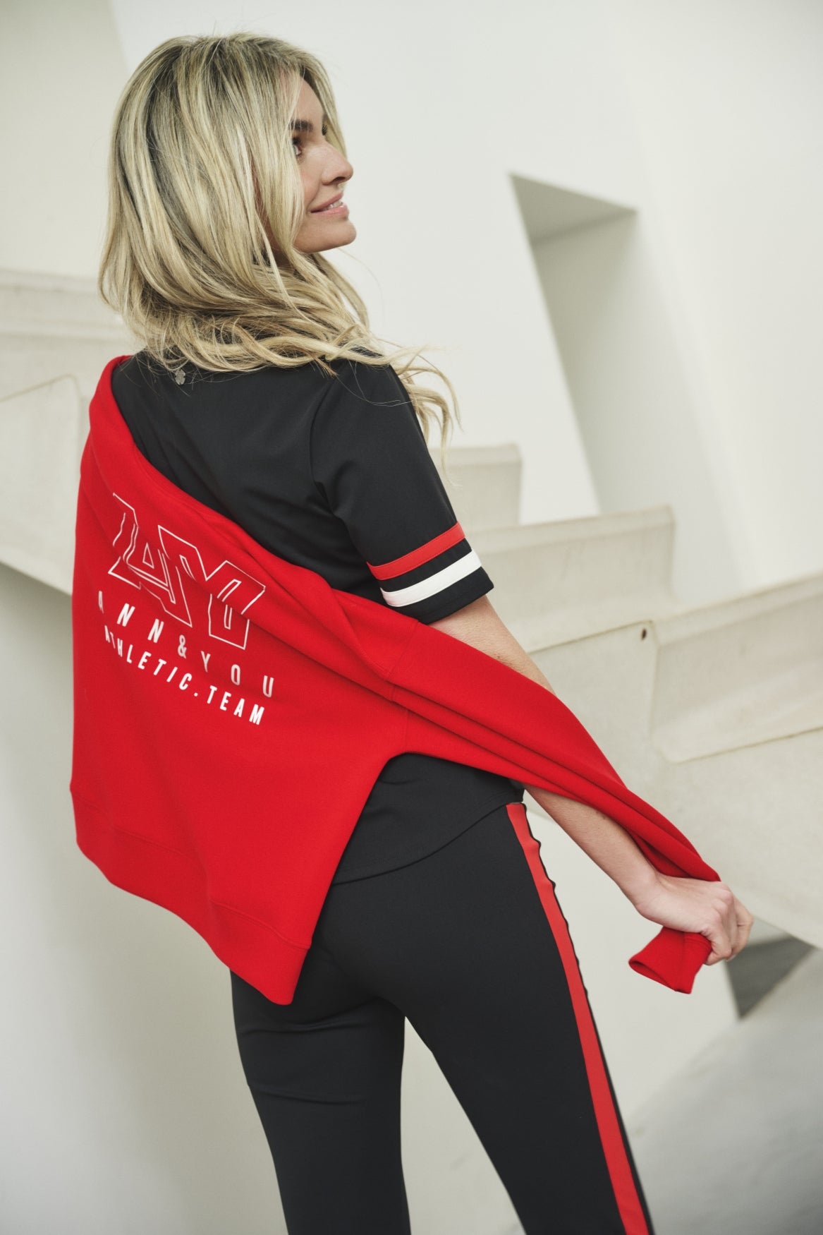 Donkere rode Sweater Blaire van Ann & You met een ronde hals en zachte stof, gedragen door een persoon in een informele setting