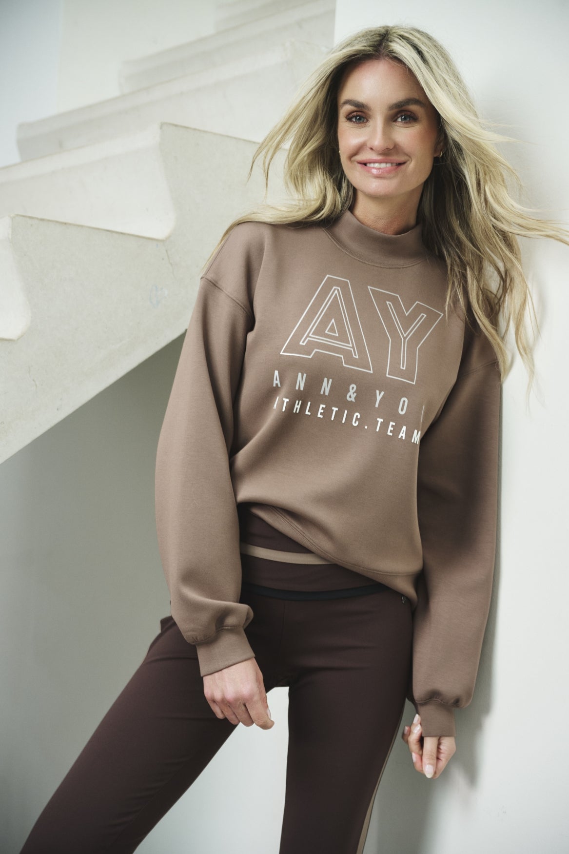 Lichtbruine Blaire Mocha sweater van Ann & You met comfortabele pasvorm en zachte stof, getoond op een model.