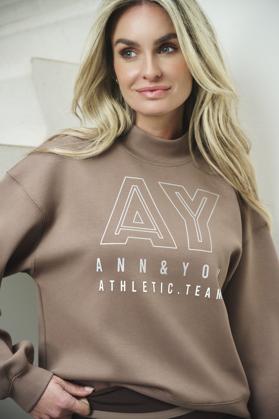 Mocha gekleurde sweater Blaire van Ann & You, zachte stof en ronde hals, gedragen door een model.