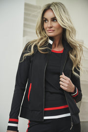 Reisjasje Eve van Ann & You in zwart en rood, getoond op model met details van de stijlvolle, lichte en waterbestendige jas.
