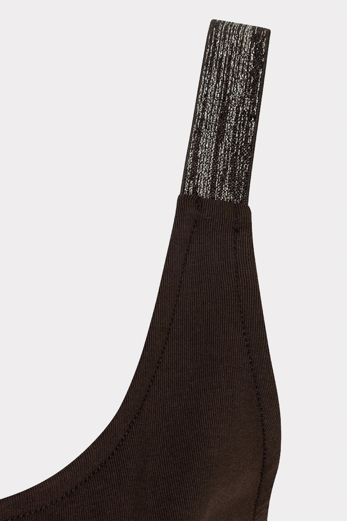 Zwart singlet van EsQualo met lurex straps in cacao kleur, glanzend en geschikt voor dames, op een witte achtergrond.