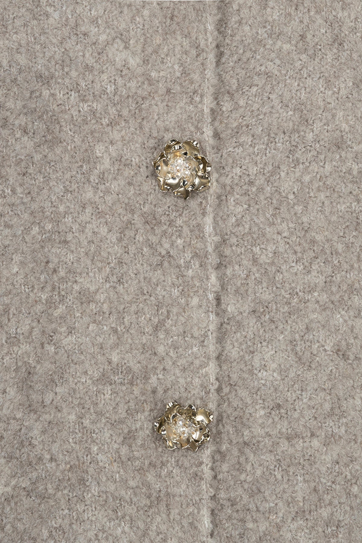 Grijze EsQualo cardigan met bloemknopen en knoopsluiting, comfortabel en stijlvol voor dames.