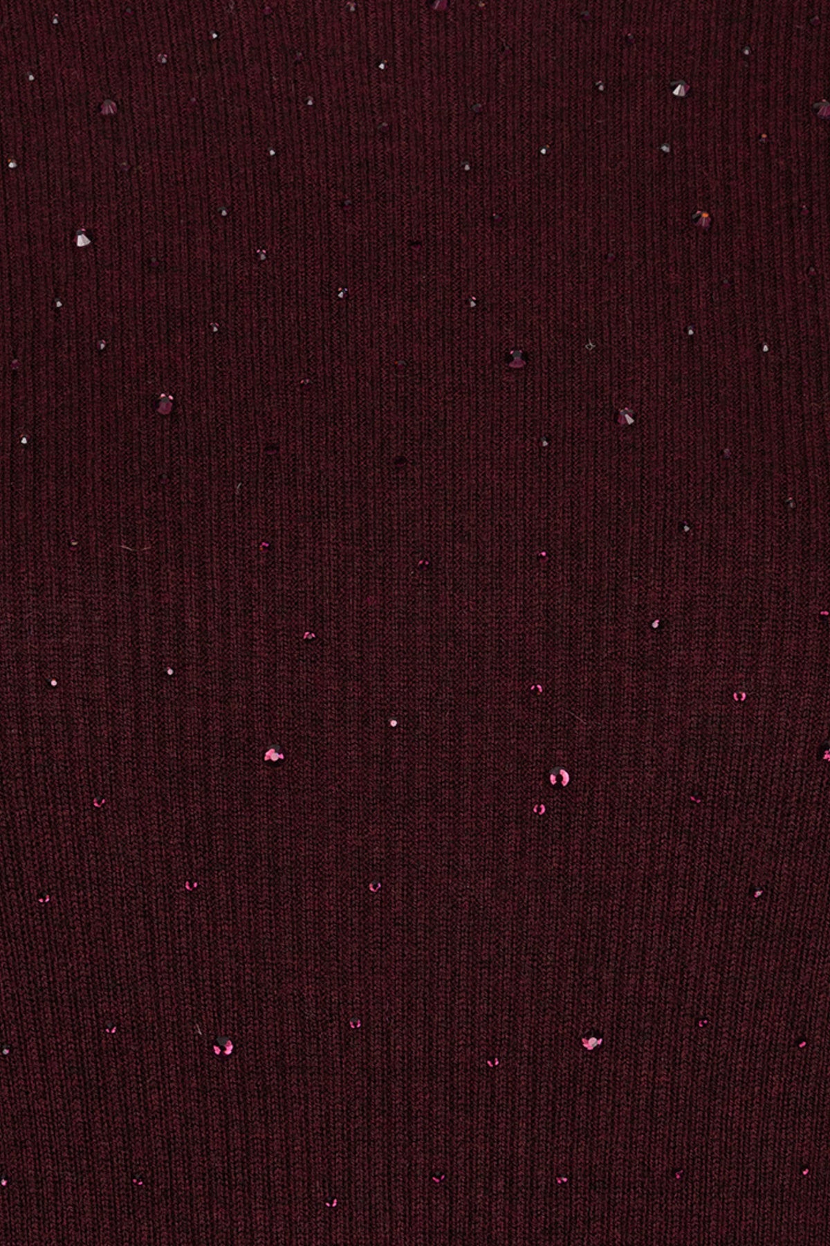 Donkere Merlot sweater van EsQualo met studs, zachte textuur en ronde hals, gedragen door een model.