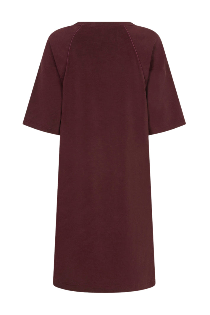 Zwarte modale jurk van EsQualo in merlotkleur, met vloeiende stof en elegante snit, geschikt voor casual en formele gelegenheden.