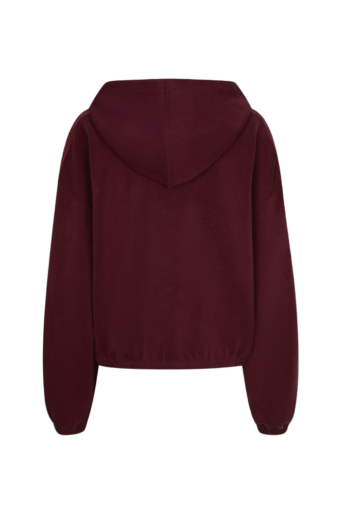 Donkerroze EsQualo Monogram Modal sweater met merlot kleur en subtiele logo-details, gedragen door een model.