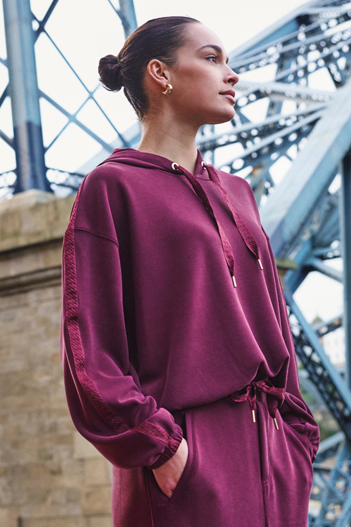 Donkere rode EsQualo Monogram Modal sweater met geborduurd logo, zachte textuur en comfortabele pasvorm op een witte achtergrond
