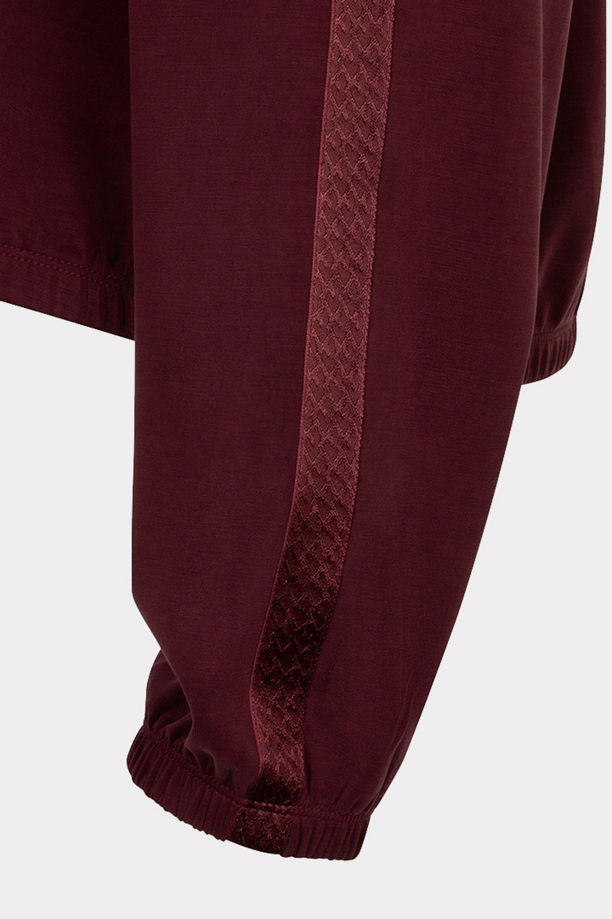 Zwarte EsQualo Monogram Modal Sweater in Merlot kleur met subtiele merkteken op de voorkant, comfortabel en stijlvol.