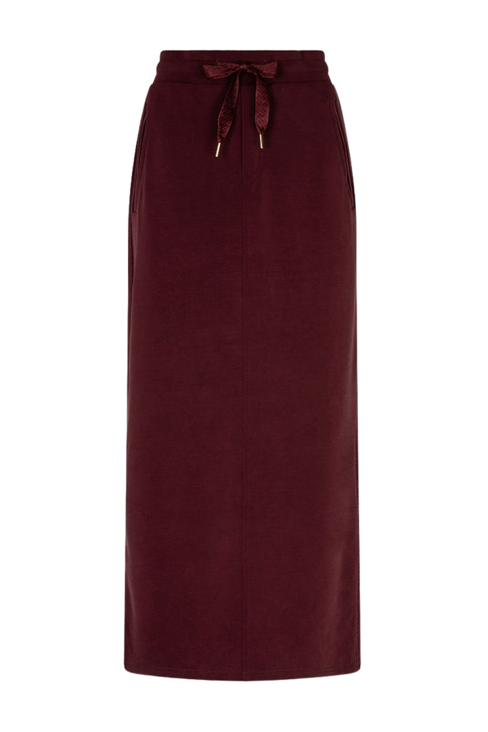 Lichte rode Monogram Modal rok van EsQualo, met een elegante en comfortabele pasvorm, zichtbaar in de afbeelding.