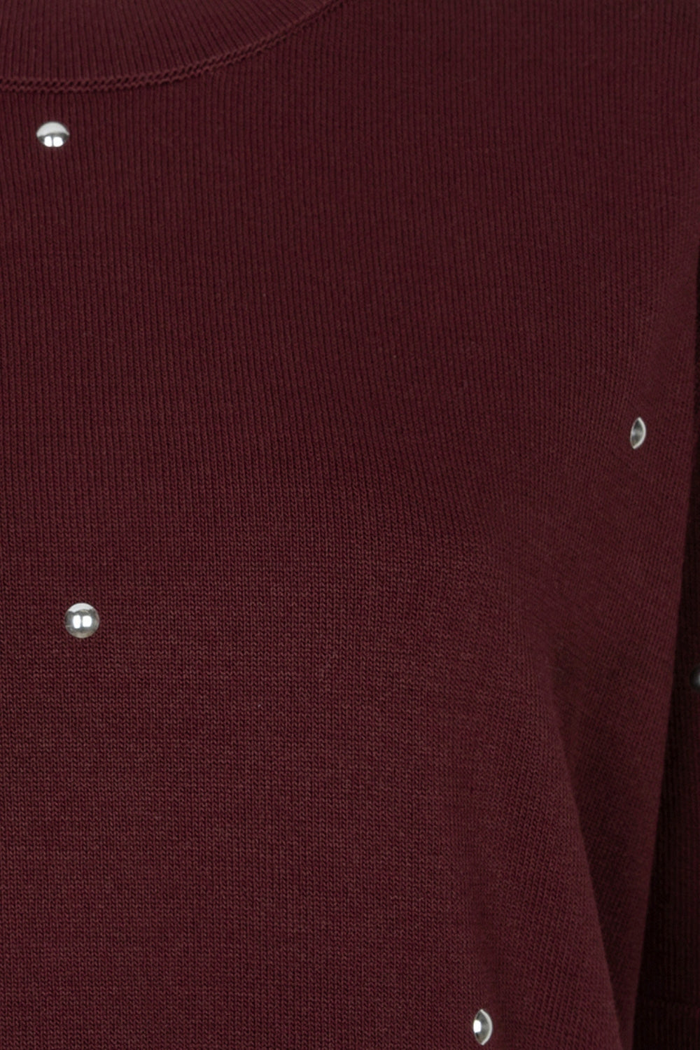 Lichte merlotkleurige sweater van EsQualo met studdetails, comfortabel en modieus, gedragen door een model.