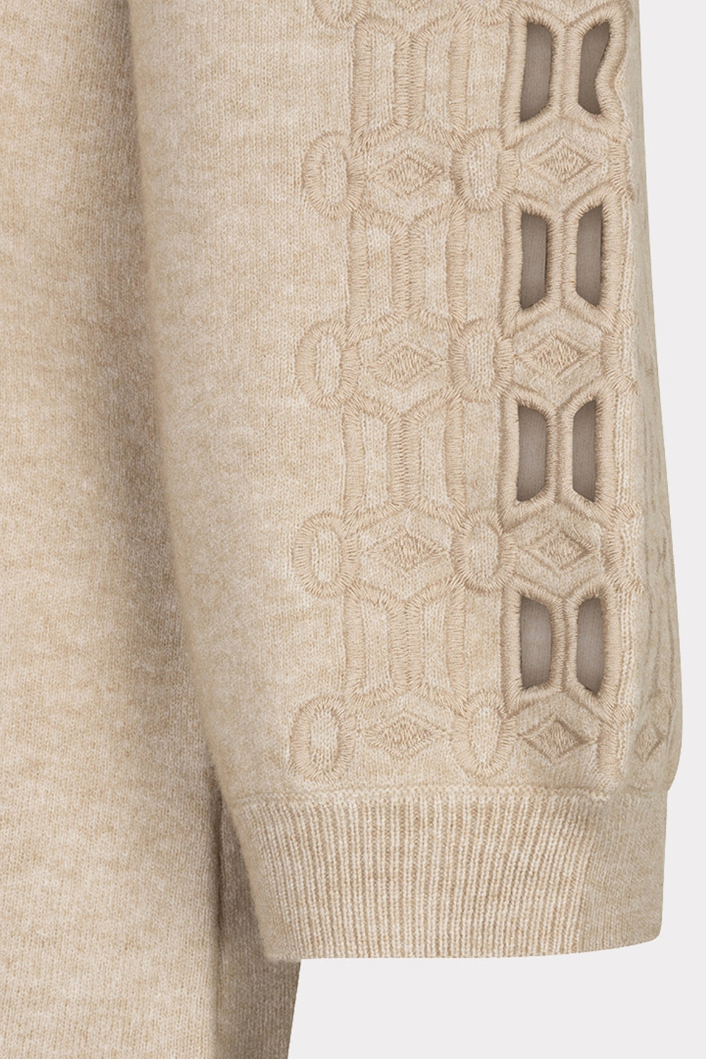 EsQualo Knit Embroidery jurk in biscuitkleur, gedetailleerde borduuring en comfortabele pasvorm, gedragen door model.