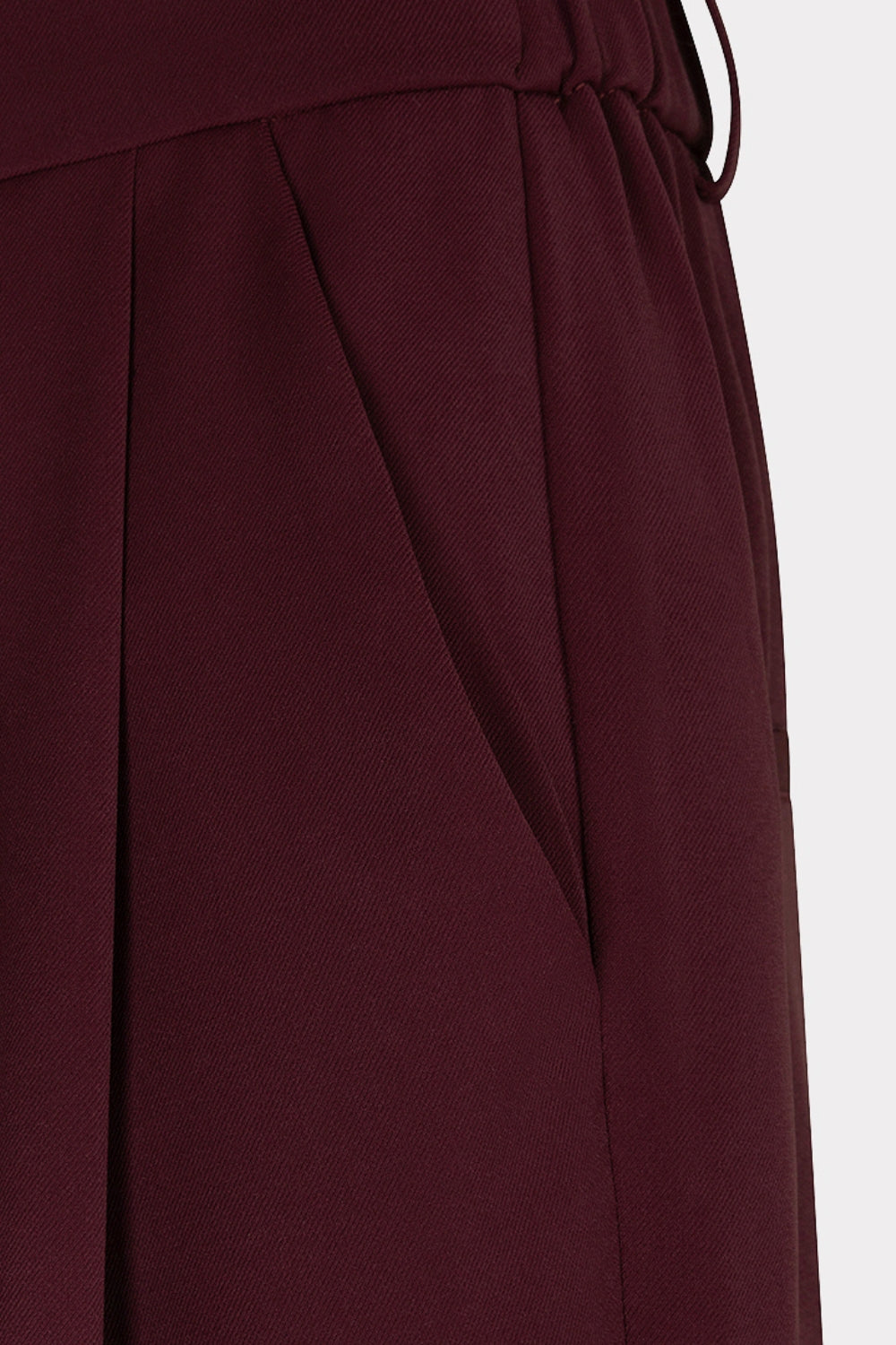 Brede Merlot broek van EsQualo met losse pasvorm en tailleband, getoond op een model.