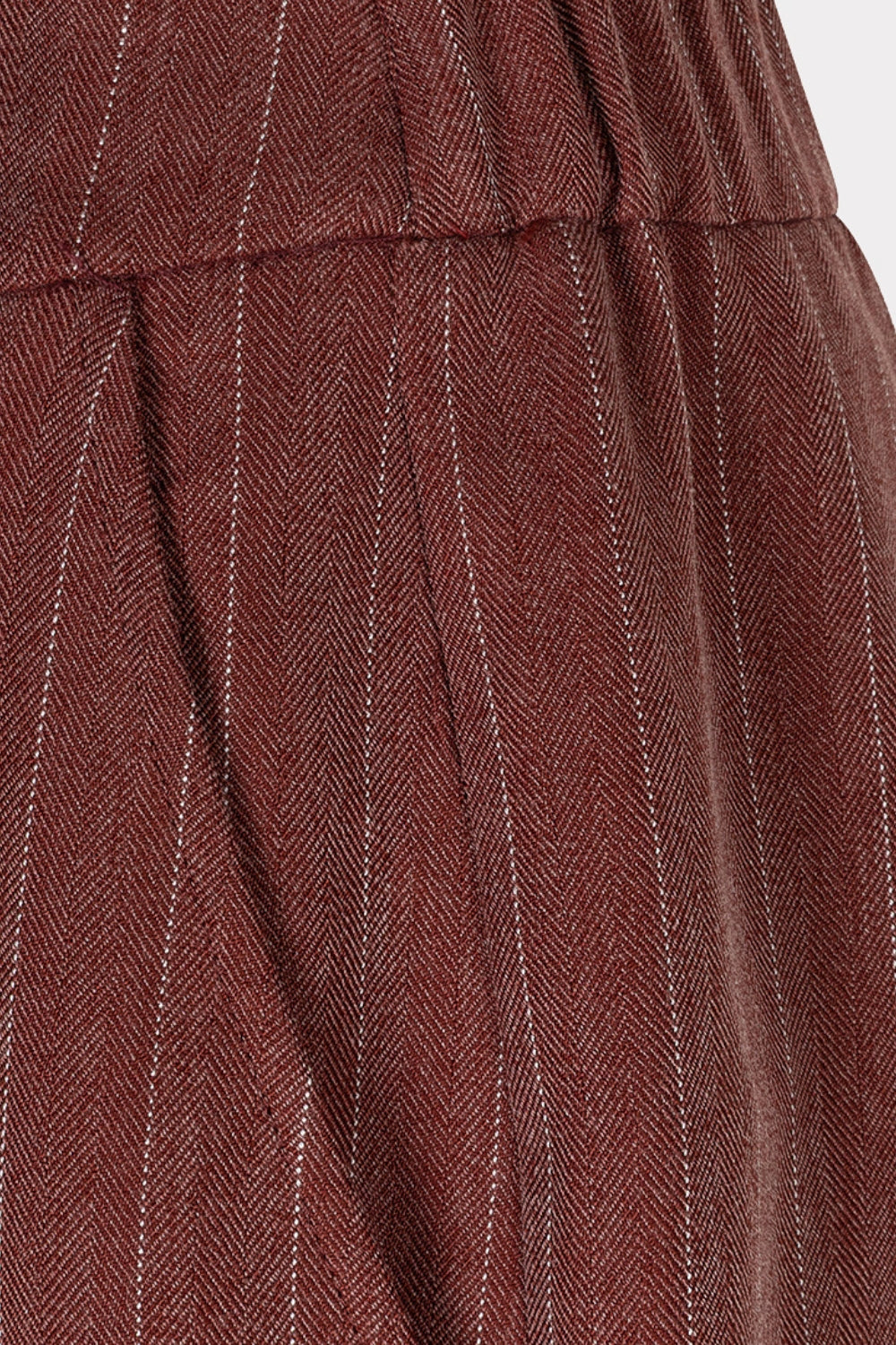 Brede herringbone broek in merlotkleur van EsQualo, comfortabele pasvorm en stijlvolle uitstraling, zichtbaar op de afbeelding.